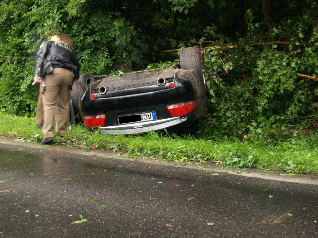 PKW ueberschlagen Koeln Deutz Severinsbruecke Rich BAB P02.JPG